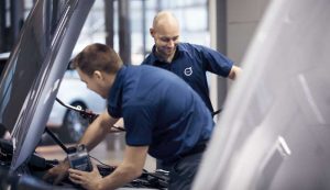 Revisión durante cita de servicio de Volvo en donde se hacen ajustes exhaustivos al motor