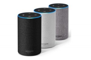 Amazon Echo Tercera generación con vista a sus tres colores principales: negor, blanco y gris 