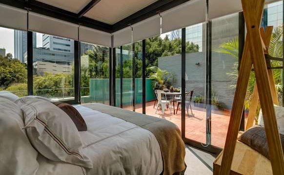 Vista desde una habitación en departamento con terraza de la Ciudad de México en un día soleado